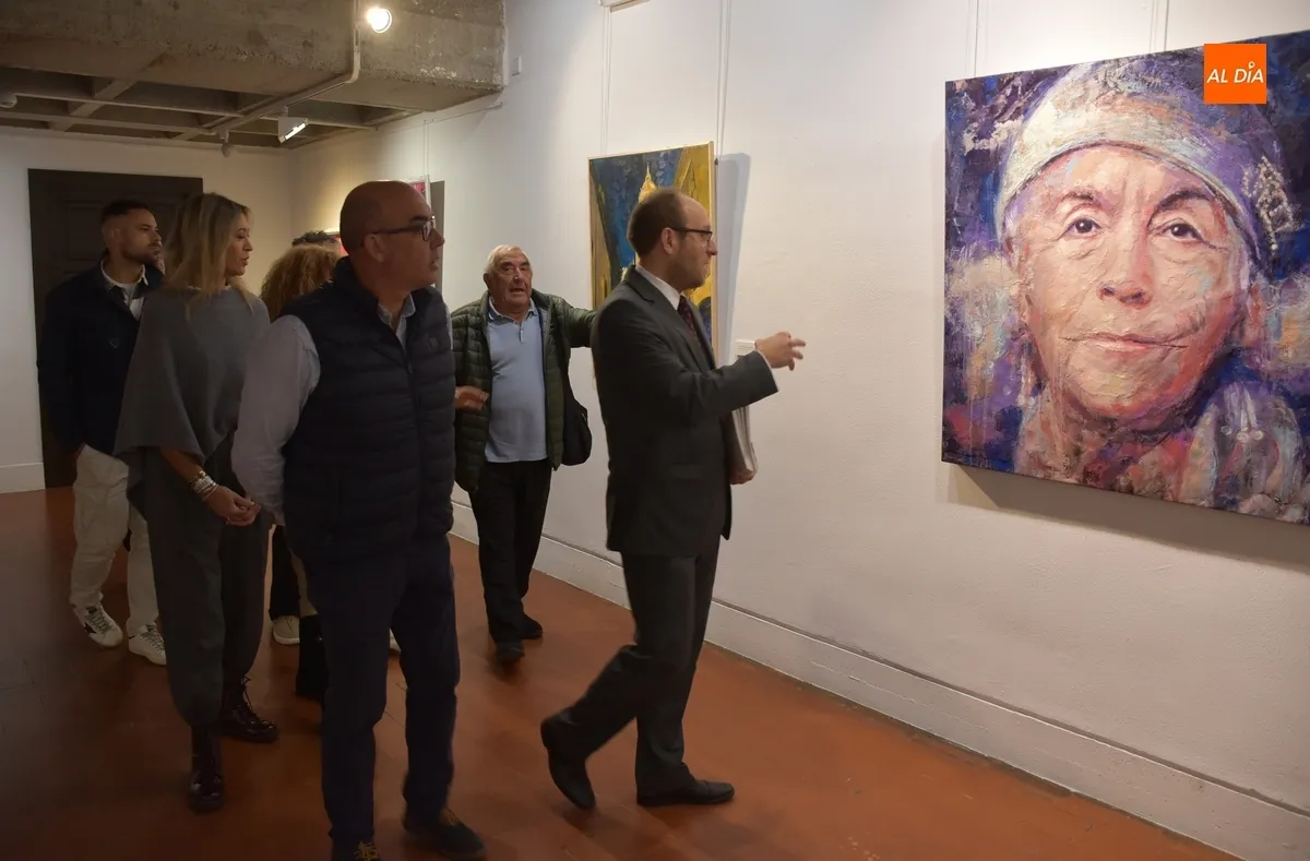 Foto 2 - La visita institucional a la exposici&oacute;n de Carmen Mart&iacute;n Gaite deja 2 propuestas de proyectos