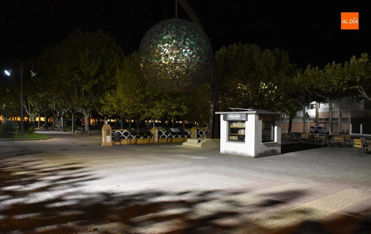 Foto 4 - Situada una nueva luminaria para sacar de las &lsquo;tinieblas&rsquo; la zona del Monumento al Garrochista