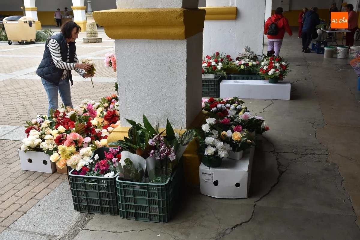 Foto 4 - Protagonismo para las flores en el &uacute;ltimo mercado de los martes antes del D&iacute;a de Todos los Santos