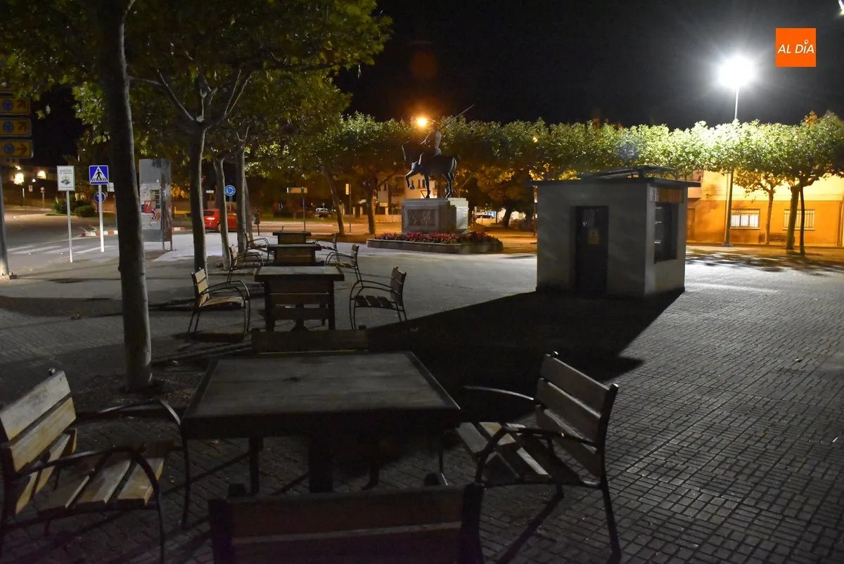 Foto 2 - Situada una nueva luminaria para sacar de las &lsquo;tinieblas&rsquo; la zona del Monumento al Garrochista