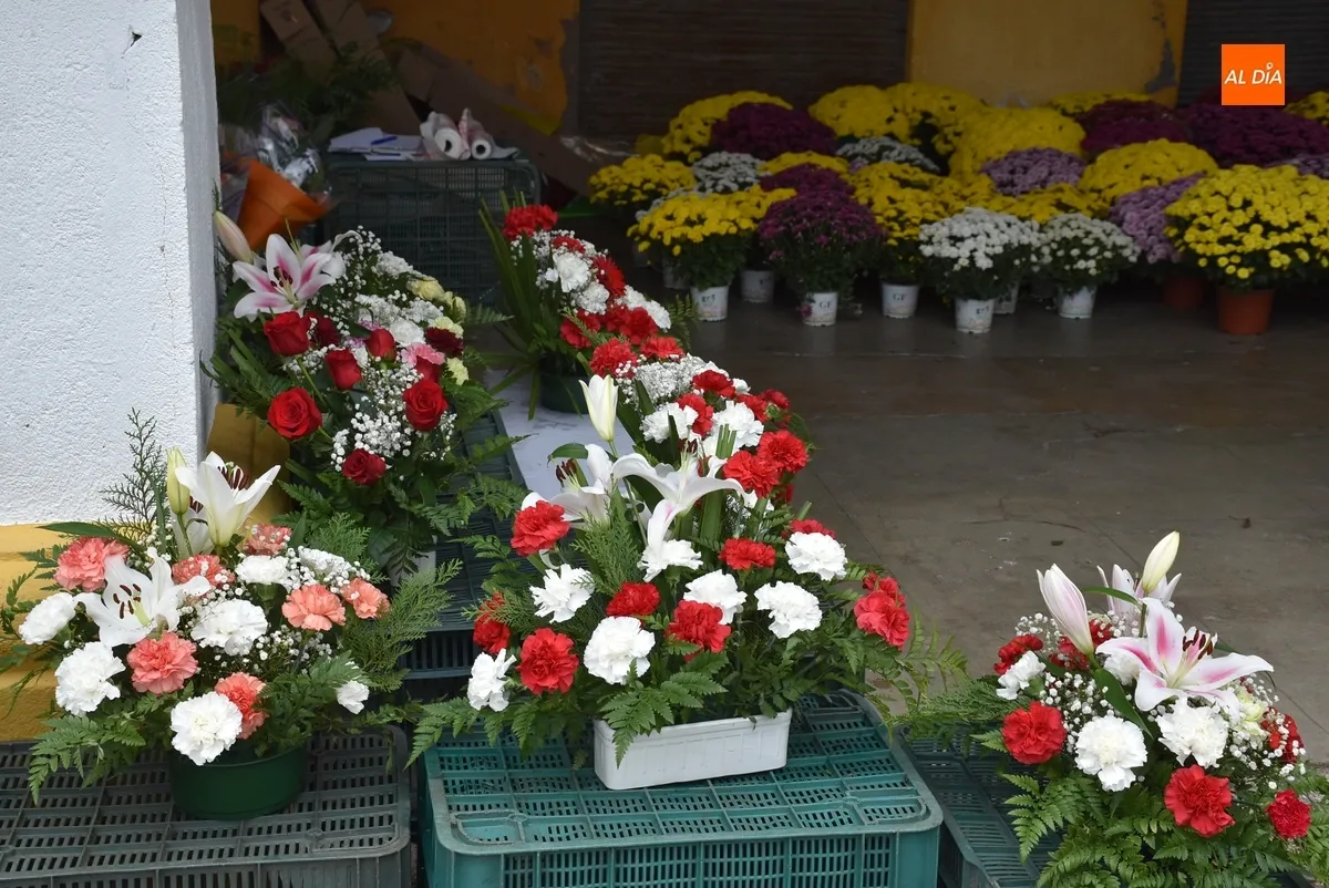 Foto 2 - Protagonismo para las flores en el &uacute;ltimo mercado de los martes antes del D&iacute;a de Todos los Santos