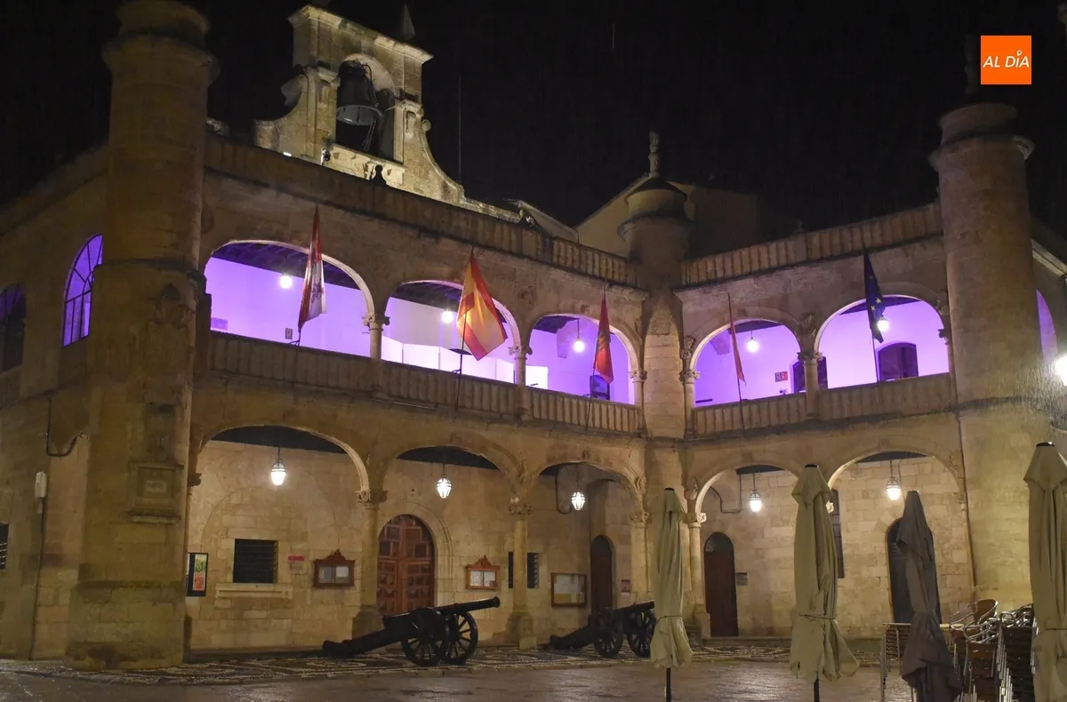 Foto 3 - La Casa Consistorial no falta a su cita con el rosa por el D&iacute;a contra el C&aacute;ncer de Mama