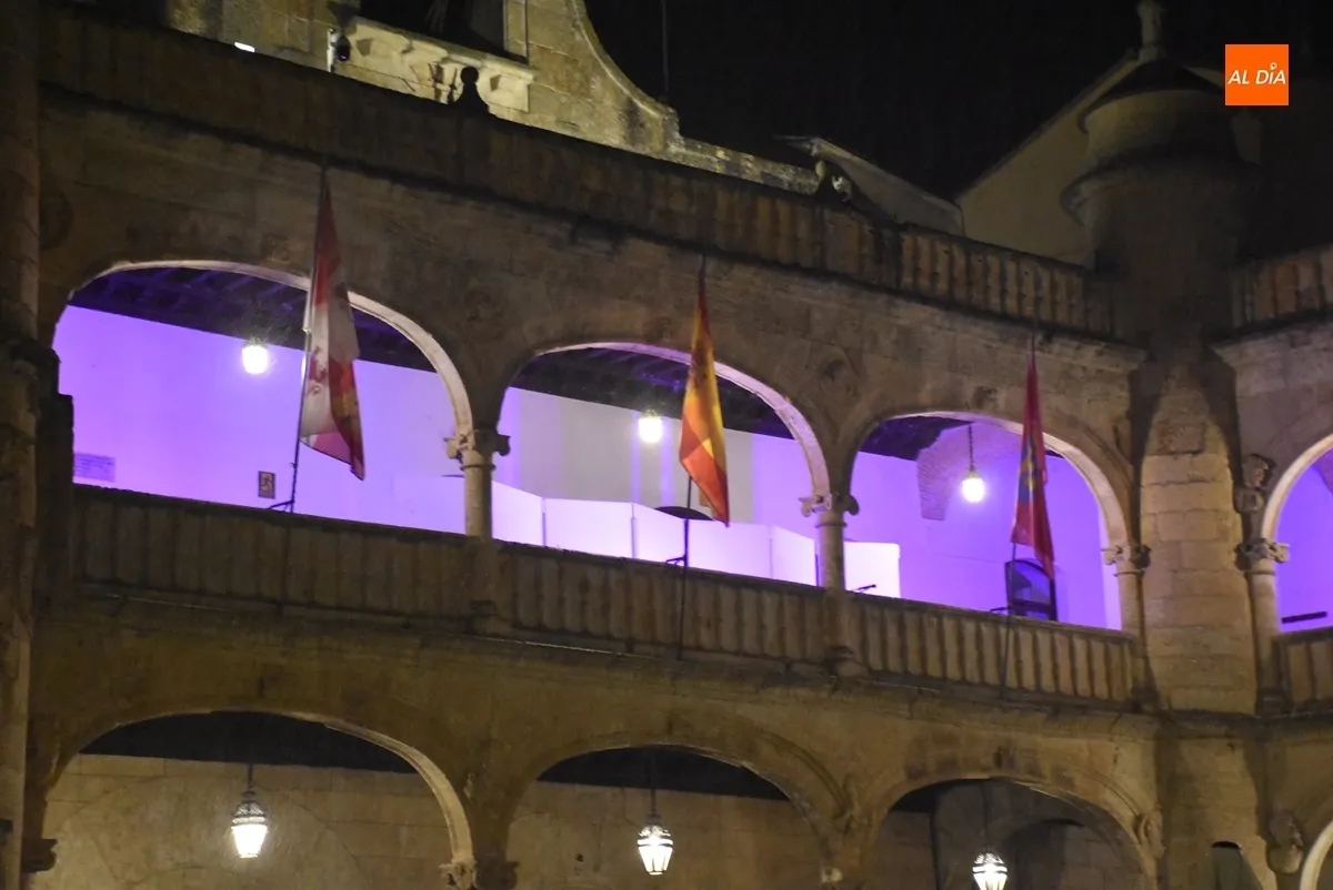 Foto 2 - La Casa Consistorial no falta a su cita con el rosa por el D&iacute;a contra el C&aacute;ncer de Mama