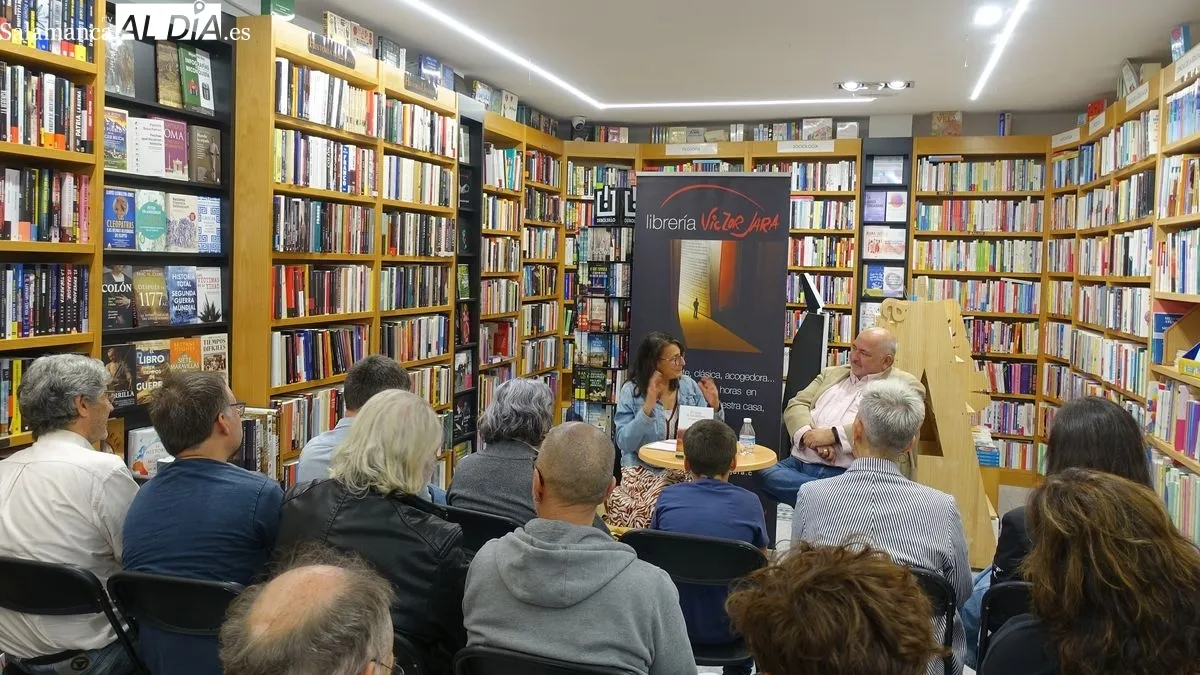 El escritor José Ignacio García presenta en Salamanca su novela El vuelo de los delfines. Foto de Carmen Borrego