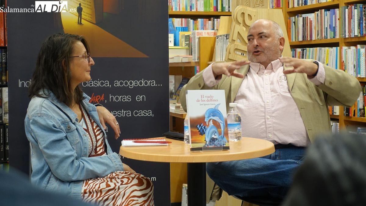 José Ignacio García presenta en Salamanca su novela El vuelo de los delfines