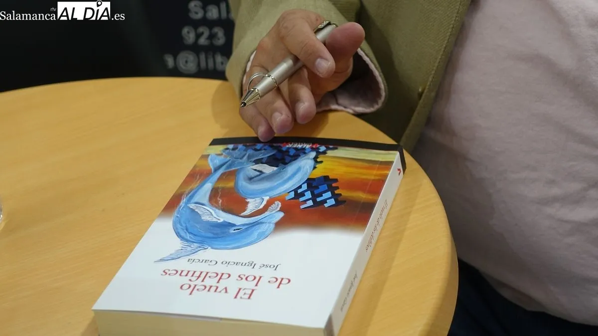 El escritor José Ignacio García presenta en Salamanca su novela El vuelo de los delfines. Foto de Carmen Borrego