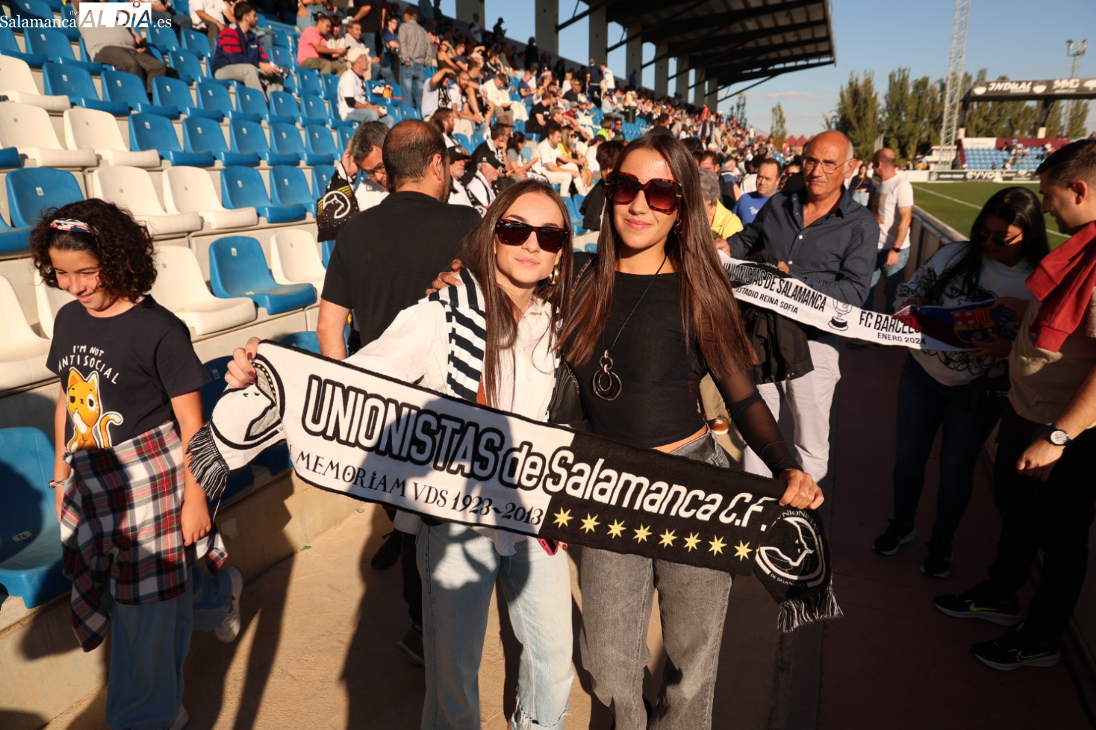 La afición de Unionistas no falla en su cita: buen ambiente en las gradas ante el Mérida pese al puente de octubre