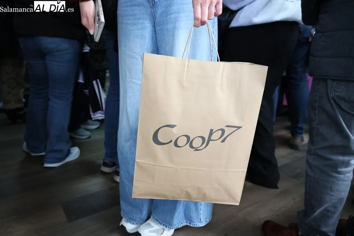 Imágenes de la inauguración de Coop7, la tienda de segunda mano de Por Siete | FOTOS: David Sañudo 