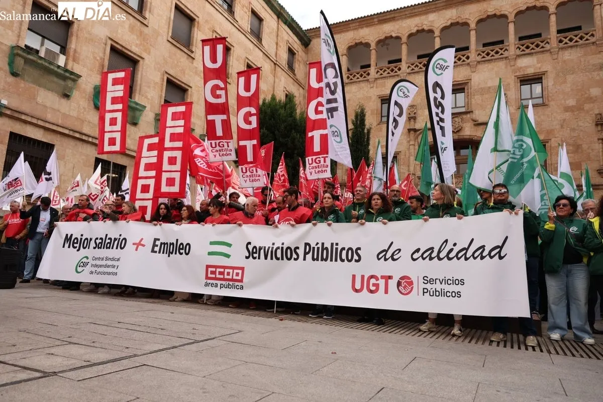 “Negociación, subida salarial y mejora de los servicios públicos”, el sector público se planta ante el Gobierno y amenaza con una huelga general por los salarios | FOTOS: David Sañudo 