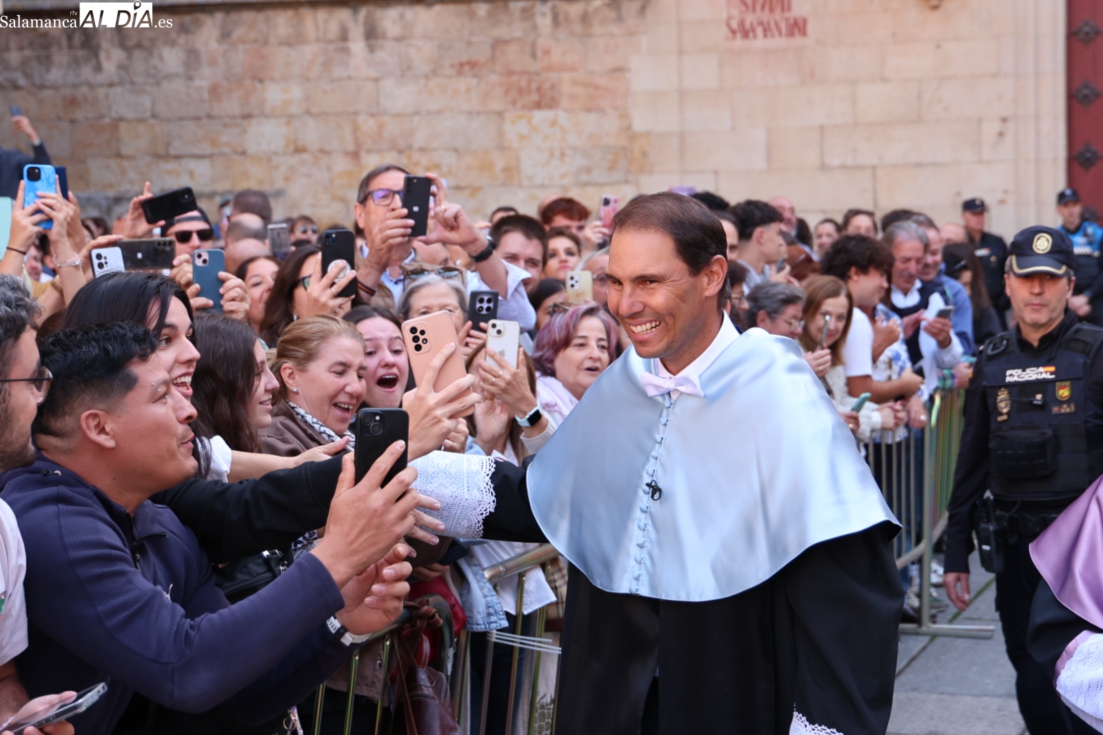 FOTOS | Los salmantinos no se pierden la llegada de Rafa Nadal a la USAL para su nombramiento como doctor honoris causa