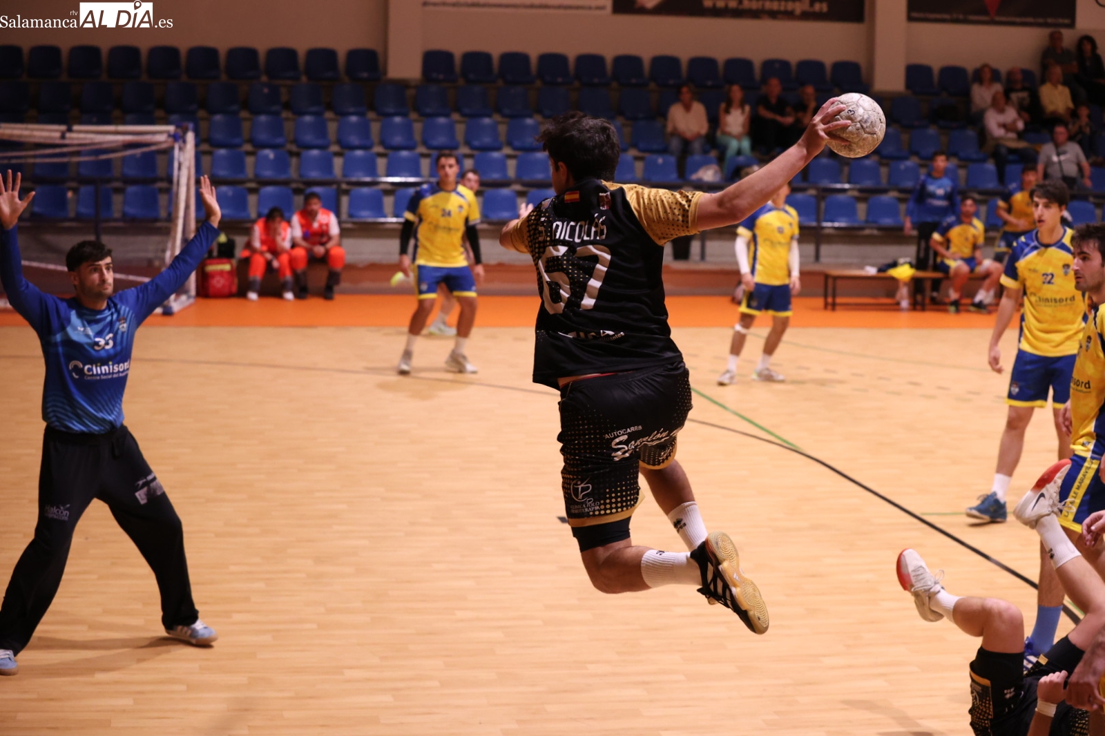 FOTOS | Primera victoria del curso para el BM Salamanca (30-21)