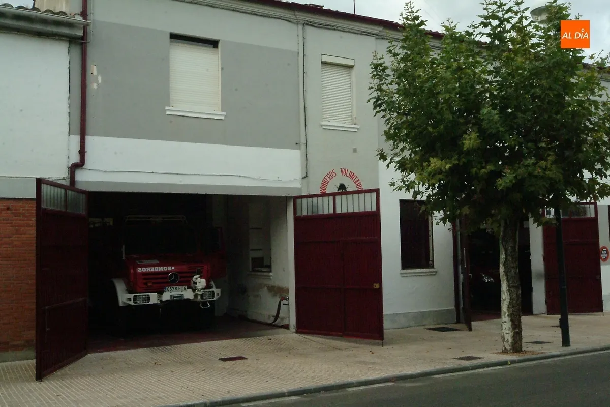 Salida de los vehículos del antiguo Parque el 31 de octubre de 2012, junto a una imagen actual