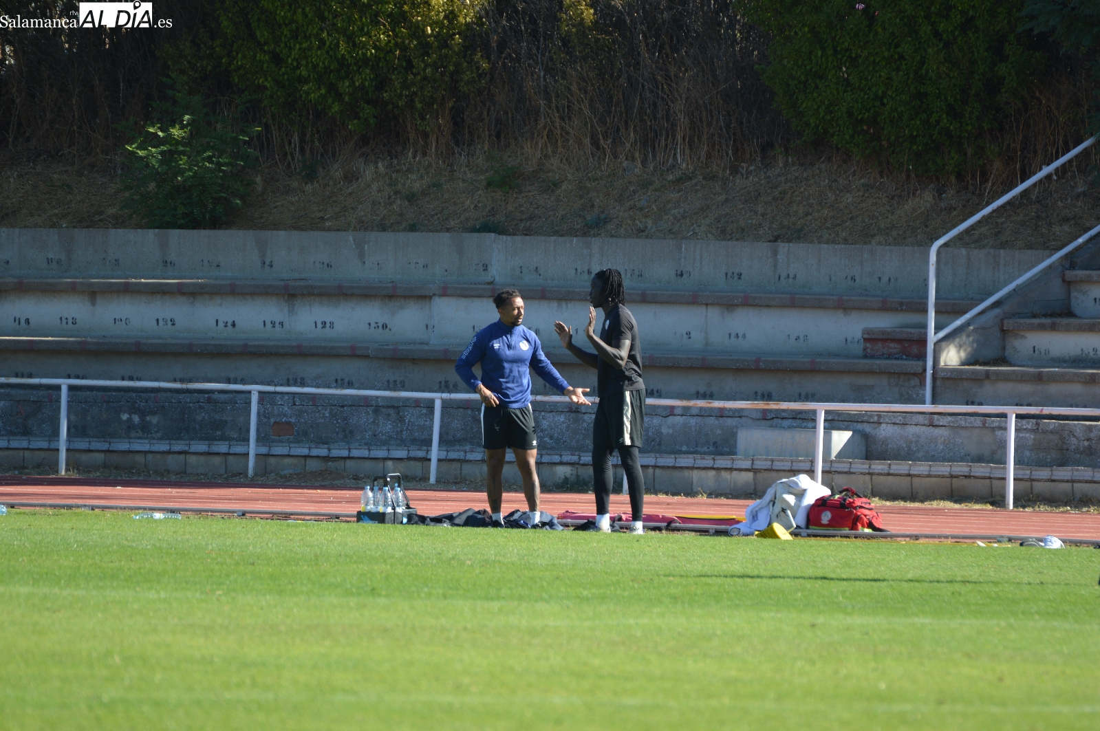FOTOS | Leo Mendes da el susto en el entrenamiento del Salamanca UDS al no completarlo y tener que ser atendido; Jon gana enteros