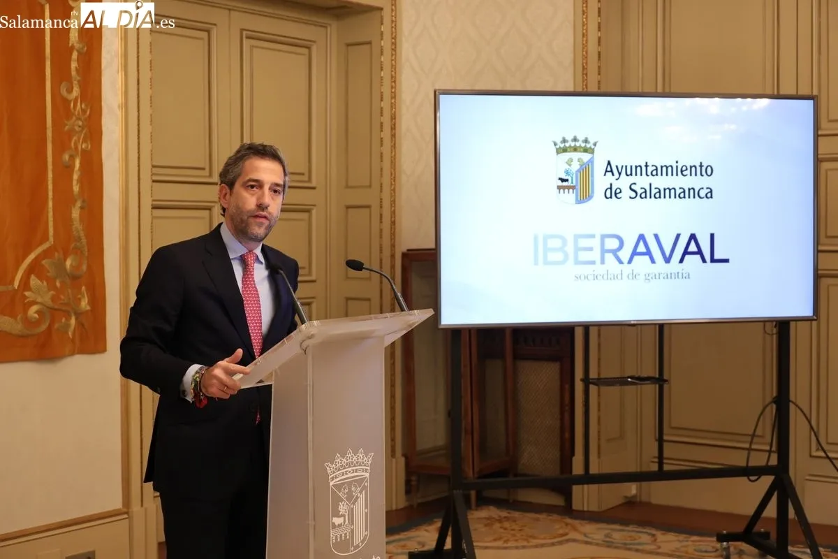 El acuerdo ha sido rubricado este viernes por el alcalde de Salamanca, Carlos García Carbayo, y el presidente de Iberaval, César Pontvianne. Foto de David Sañudo