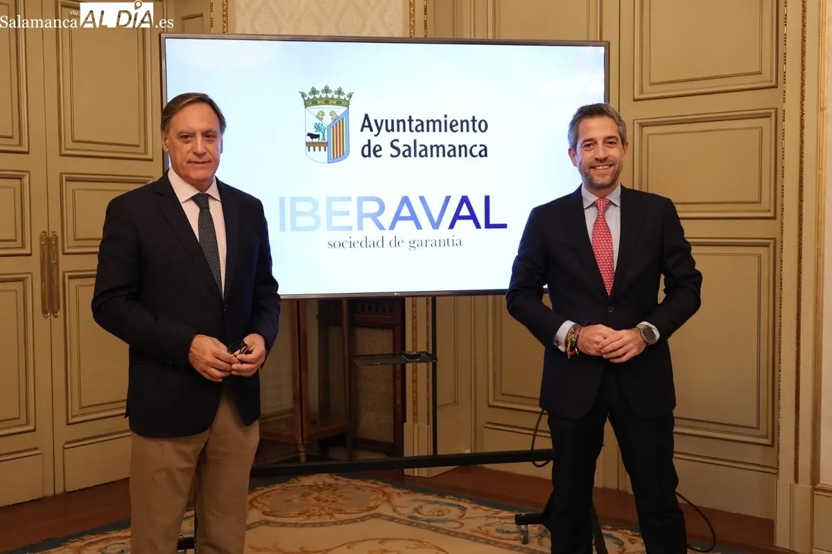El acuerdo ha sido rubricado este viernes por el alcalde de Salamanca, Carlos García Carbayo, y el presidente de Iberaval, César Pontvianne. Foto de David Sañudo