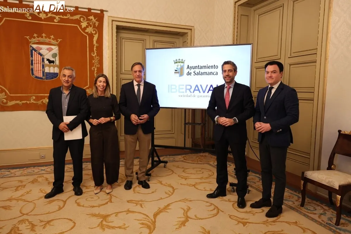 El acuerdo ha sido rubricado este viernes por el alcalde de Salamanca, Carlos García Carbayo, y el presidente de Iberaval, César Pontvianne. Foto de David Sañudo