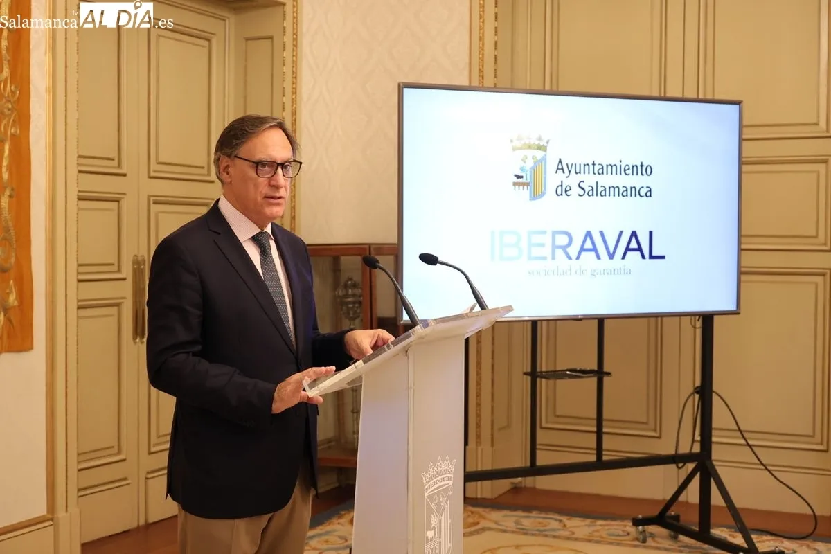 El acuerdo ha sido rubricado este viernes por el alcalde de Salamanca, Carlos García Carbayo, y el presidente de Iberaval, César Pontvianne. Foto de David Sañudo