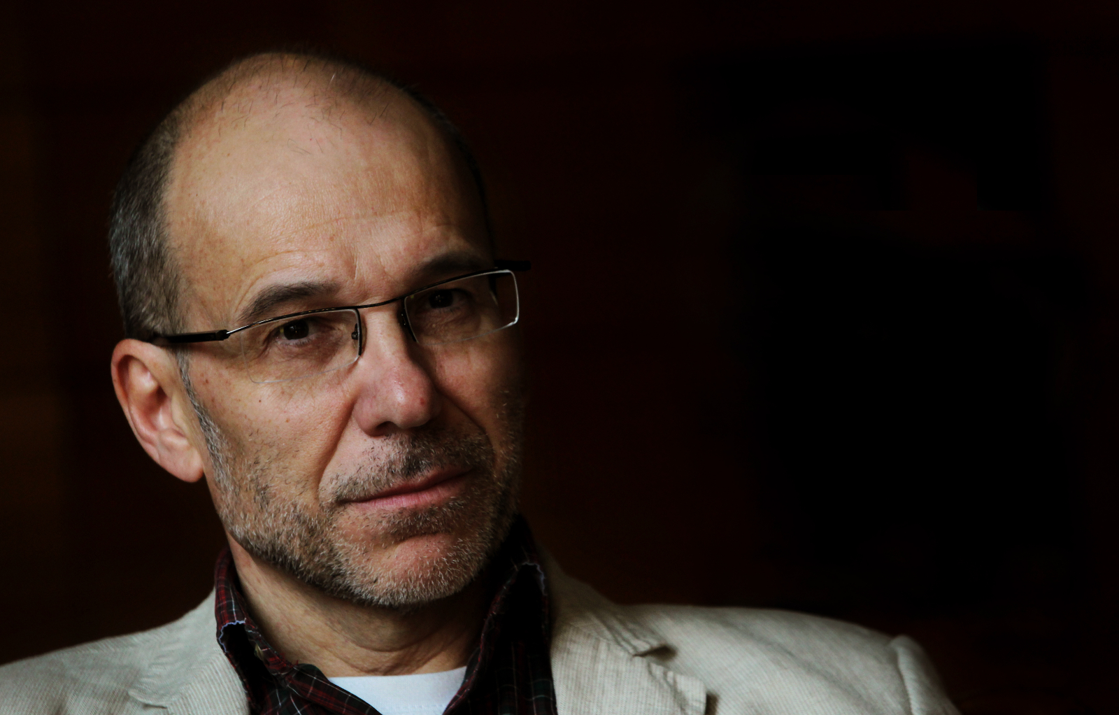 El autor extremeño Eugenio Fuentes publica el último volumen de su serie policiaca pleno de temas muy actuales