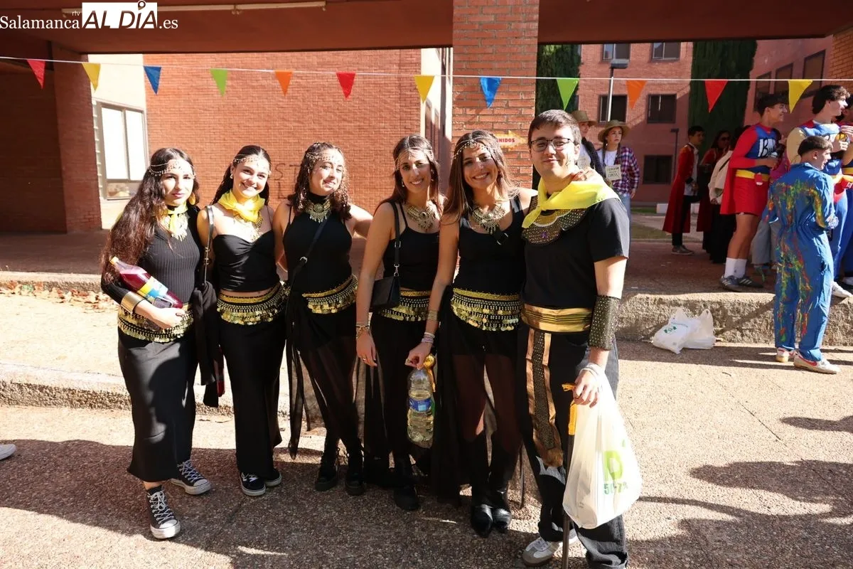 Los estudiantes de Medicina celebran San Lucas con disfraces y charanga | FOTOS: David Sañudo 