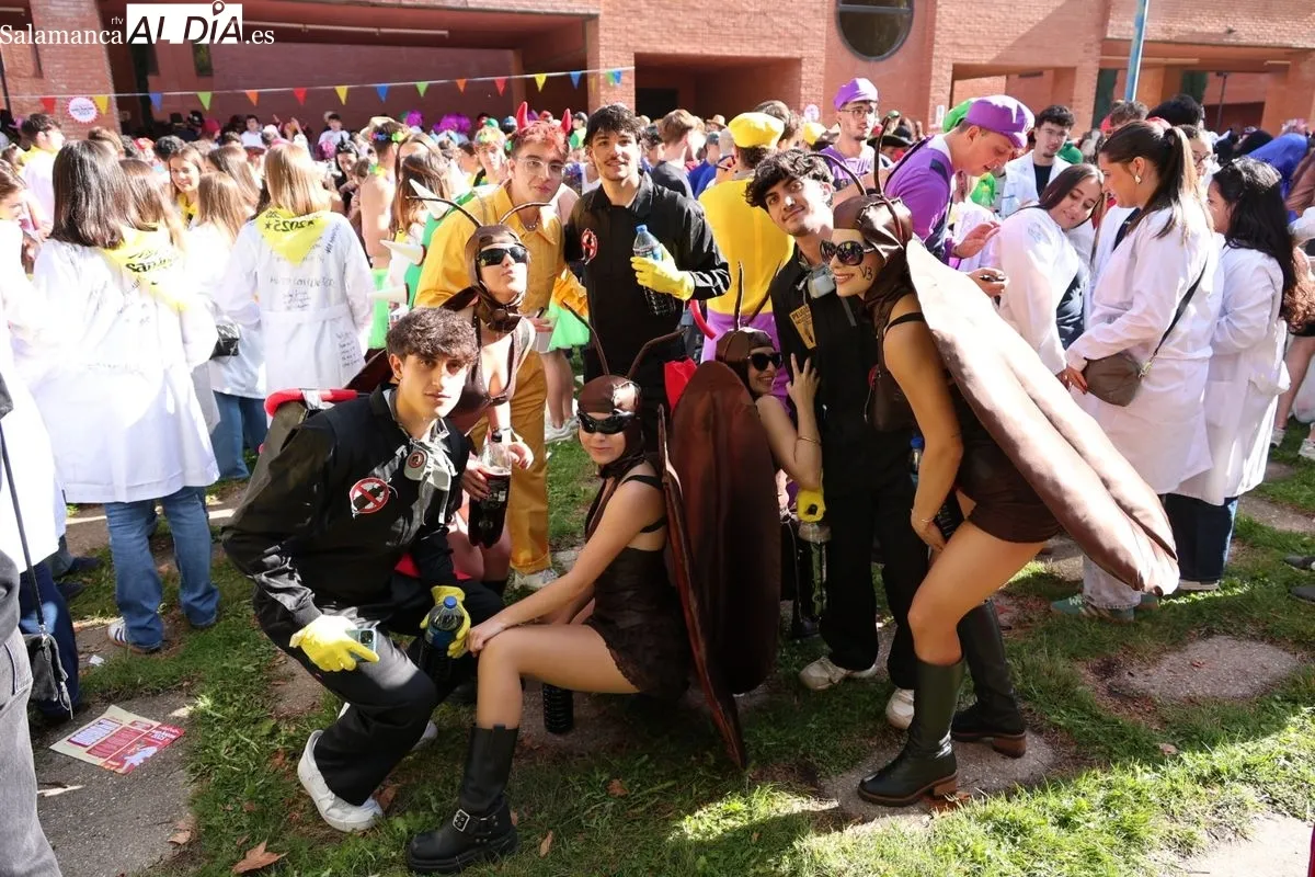 Los estudiantes de Medicina celebran San Lucas con disfraces y charanga | FOTOS: David Sañudo 