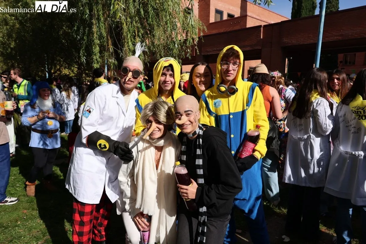Los estudiantes de Medicina celebran San Lucas con disfraces y charanga | FOTOS: David Sañudo 