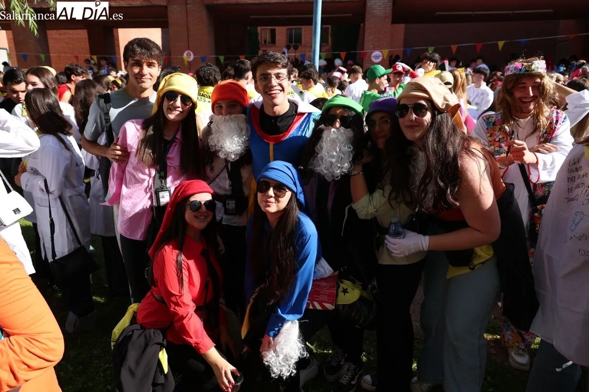 Los estudiantes de Medicina celebran San Lucas con disfraces y charanga | FOTOS: David Sañudo 