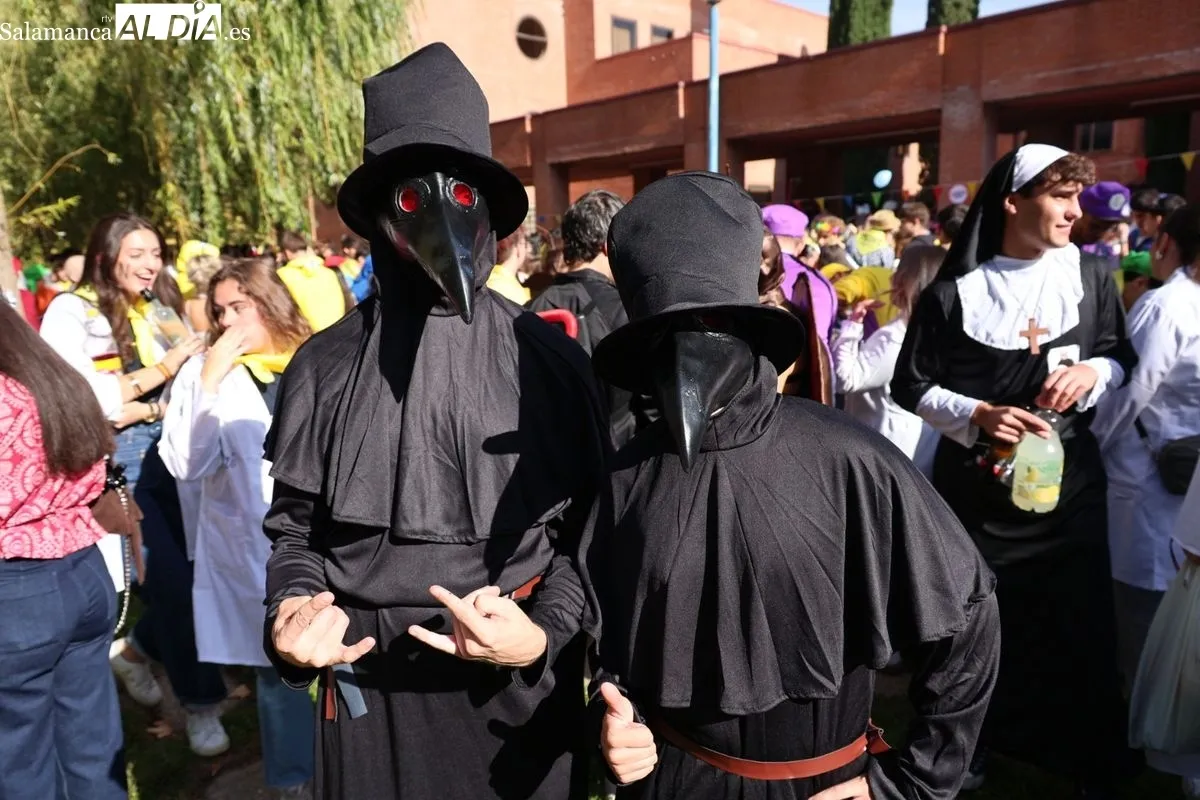 Los estudiantes de Medicina celebran San Lucas con disfraces y charanga | FOTOS: David Sañudo 