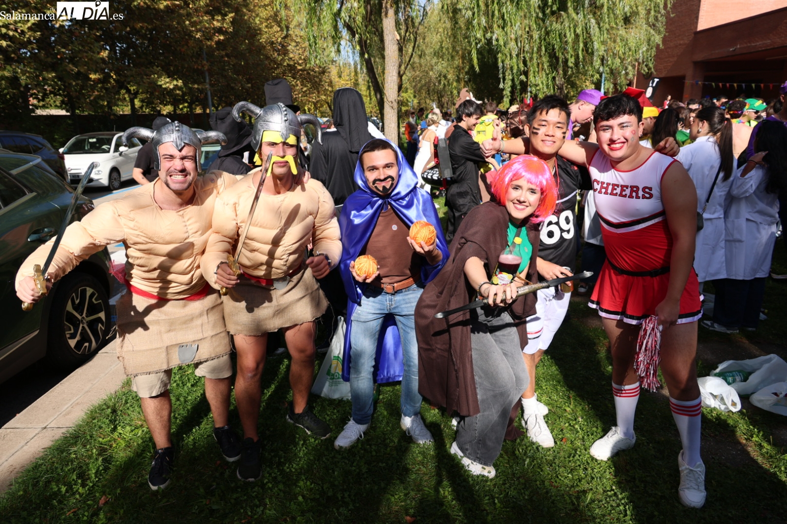 VÍDEO Y FOTOS | Los estudiantes de Medicina celebran San Lucas con disfraces y charanga 