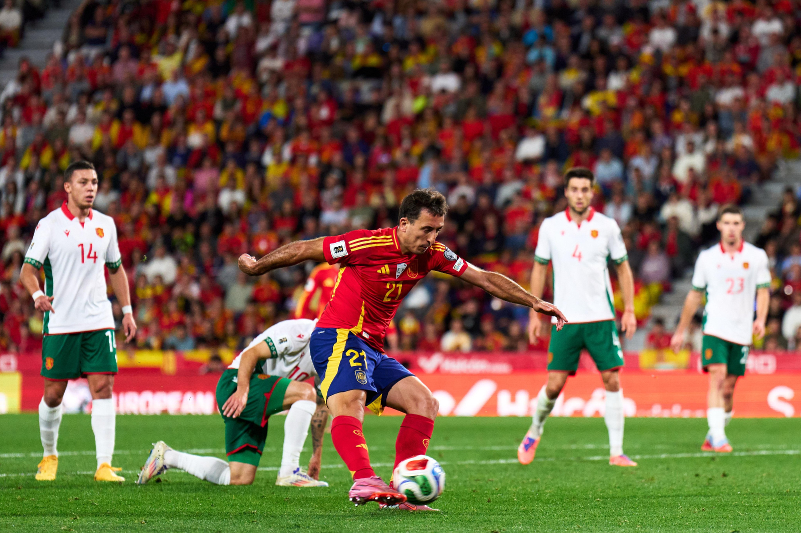 España encarrila el billete al Mundial 2026 en Zorrilla (4-0)