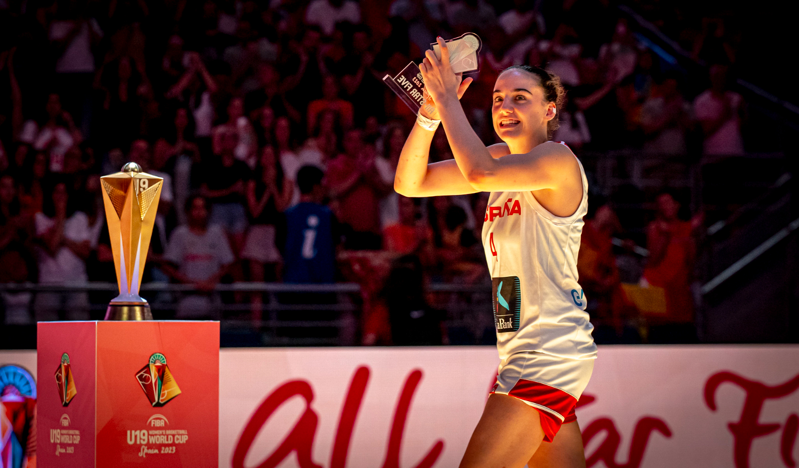 Iyana Martín, joya del Perfumerías Avenida, galardonada con el prestigioso Premio Princesa Leonor