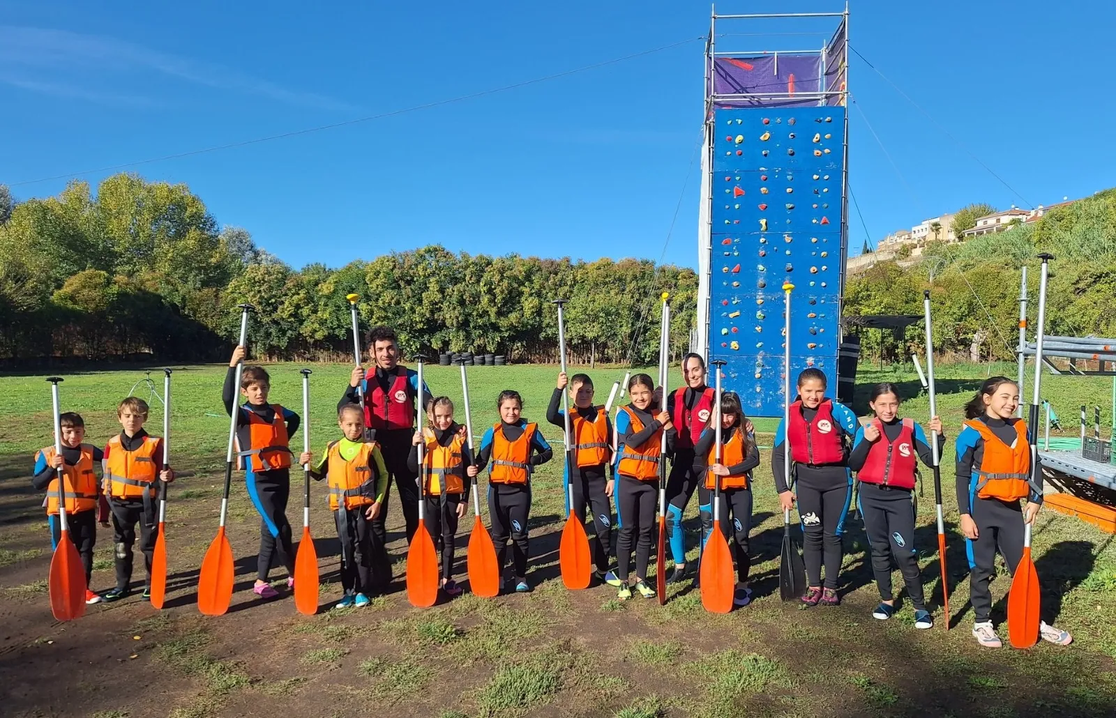 Foto 6 - La salida del sol permite disfrutar del &Aacute;gueda a los chavales del programa Multiaventura