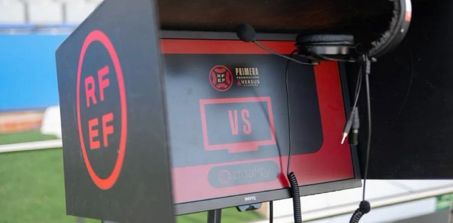 Novedades en el VAR de Primera RFEF y los partidos de Unionistas: el árbitro ya no revisará todos los goles... y lo hará el cuarto