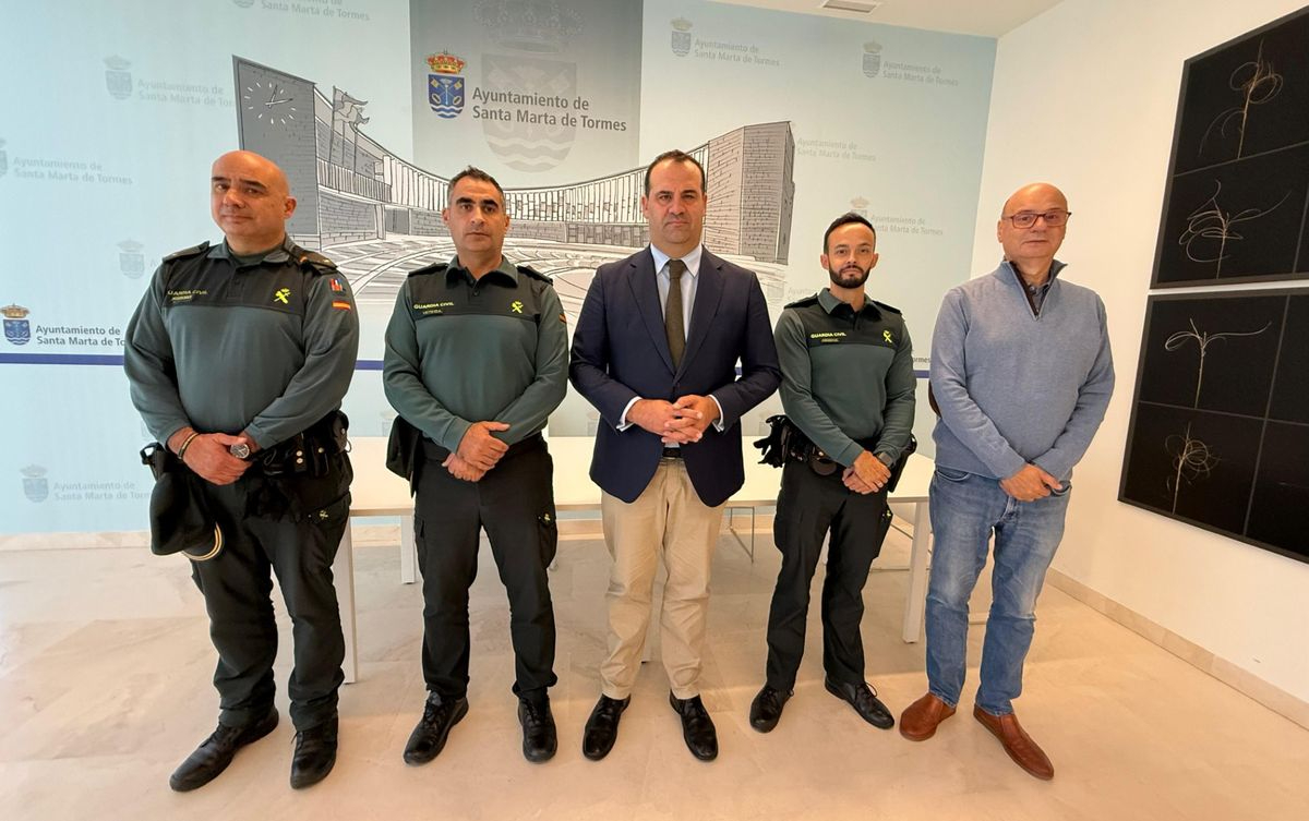 Guardia Civil de Salamanca visita el Ayuntamiento de Santa Marta