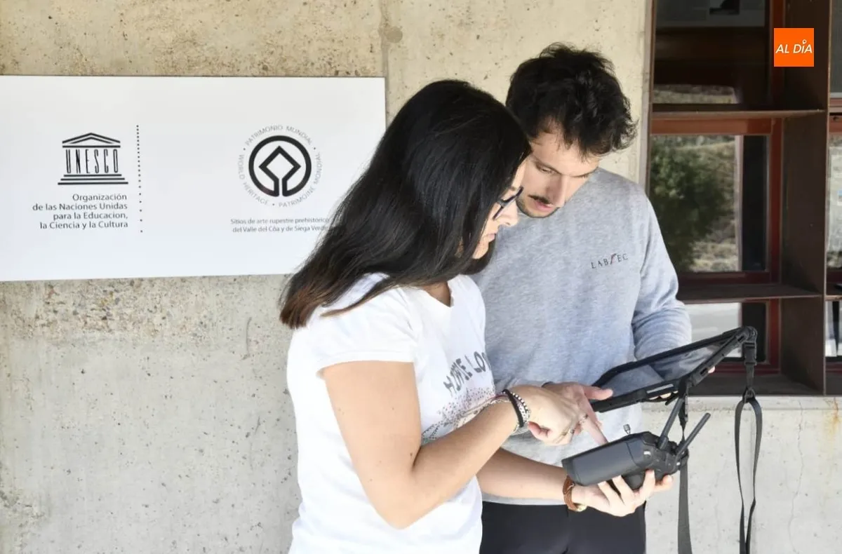 Foto 2 - Alumnos de un Master de la USAL se adentran en Siega Verde en pos de la preservaci&oacute;n del Yacimiento