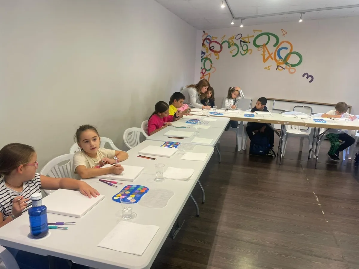 Foto 6 - Una veintena de chavales dibujan c&oacute;mo se imaginan que ser&aacute;n de mayores