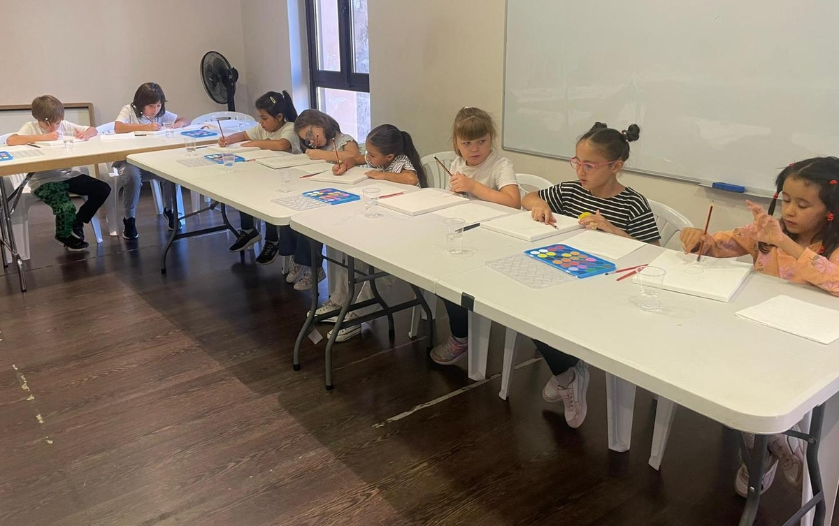 Una veintena de chavales dibujan cómo se imaginan que serán de mayores