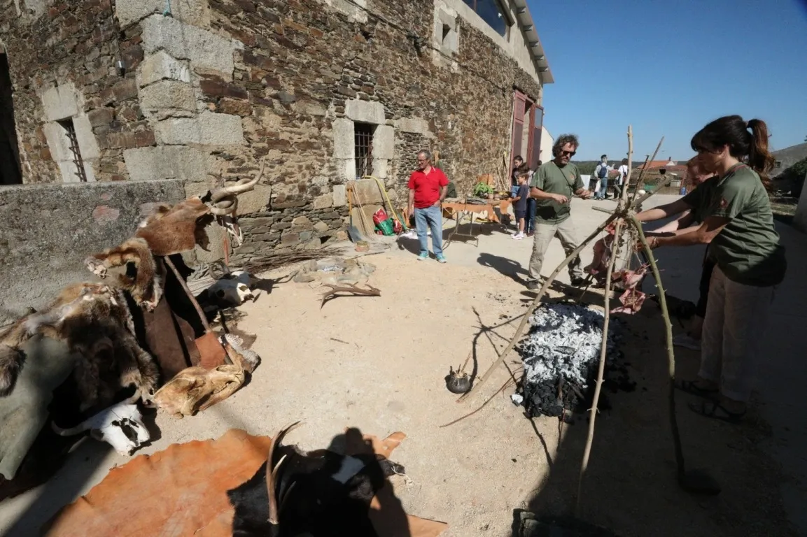 Foto 2 - Villar de la Yegua viaja al Paleol&iacute;tico con motivo del D&iacute;a Europeo del Arte Rupestre