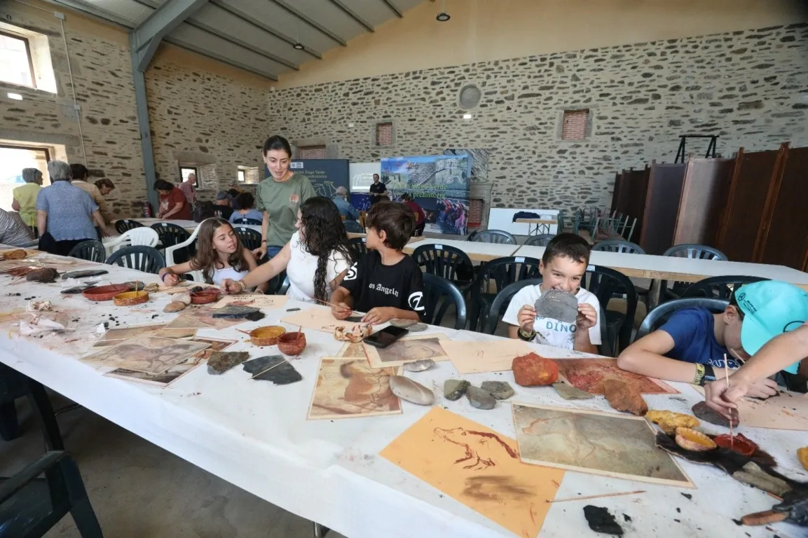 Foto 3 - Villar de la Yegua viaja al Paleol&iacute;tico con motivo del D&iacute;a Europeo del Arte Rupestre
