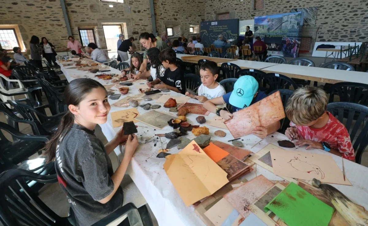Foto 4 - Villar de la Yegua viaja al Paleol&iacute;tico con motivo del D&iacute;a Europeo del Arte Rupestre