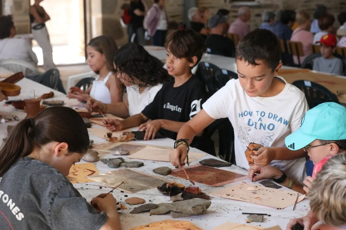 Foto 10 - Villar de la Yegua viaja al Paleol&iacute;tico con motivo del D&iacute;a Europeo del Arte Rupestre