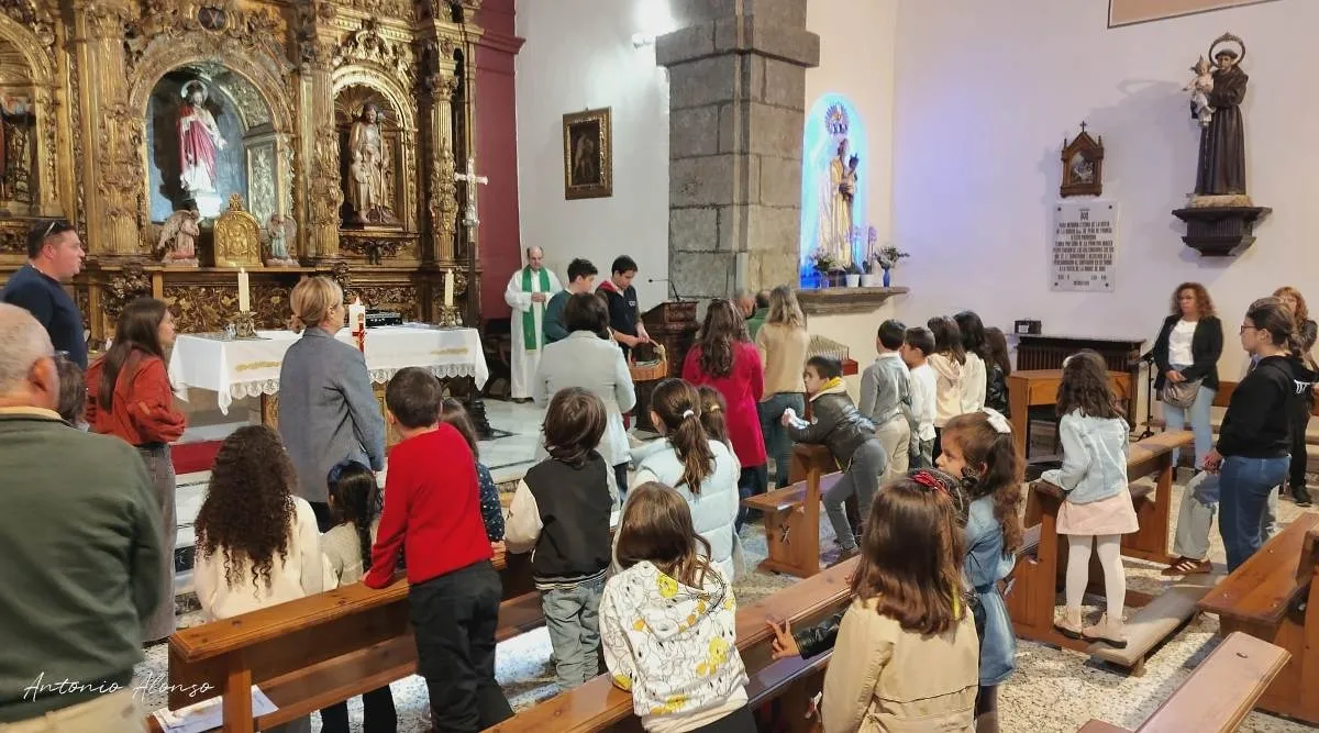 Foto 3 - San Andr&eacute;s bendice y env&iacute;a a sus agentes de pastoral
