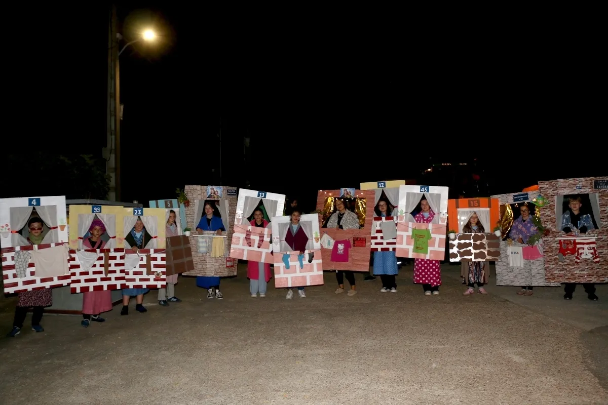 Animado desfile de carrozas y peñas en las Madrinas de Valderrodrigo / CORRAL