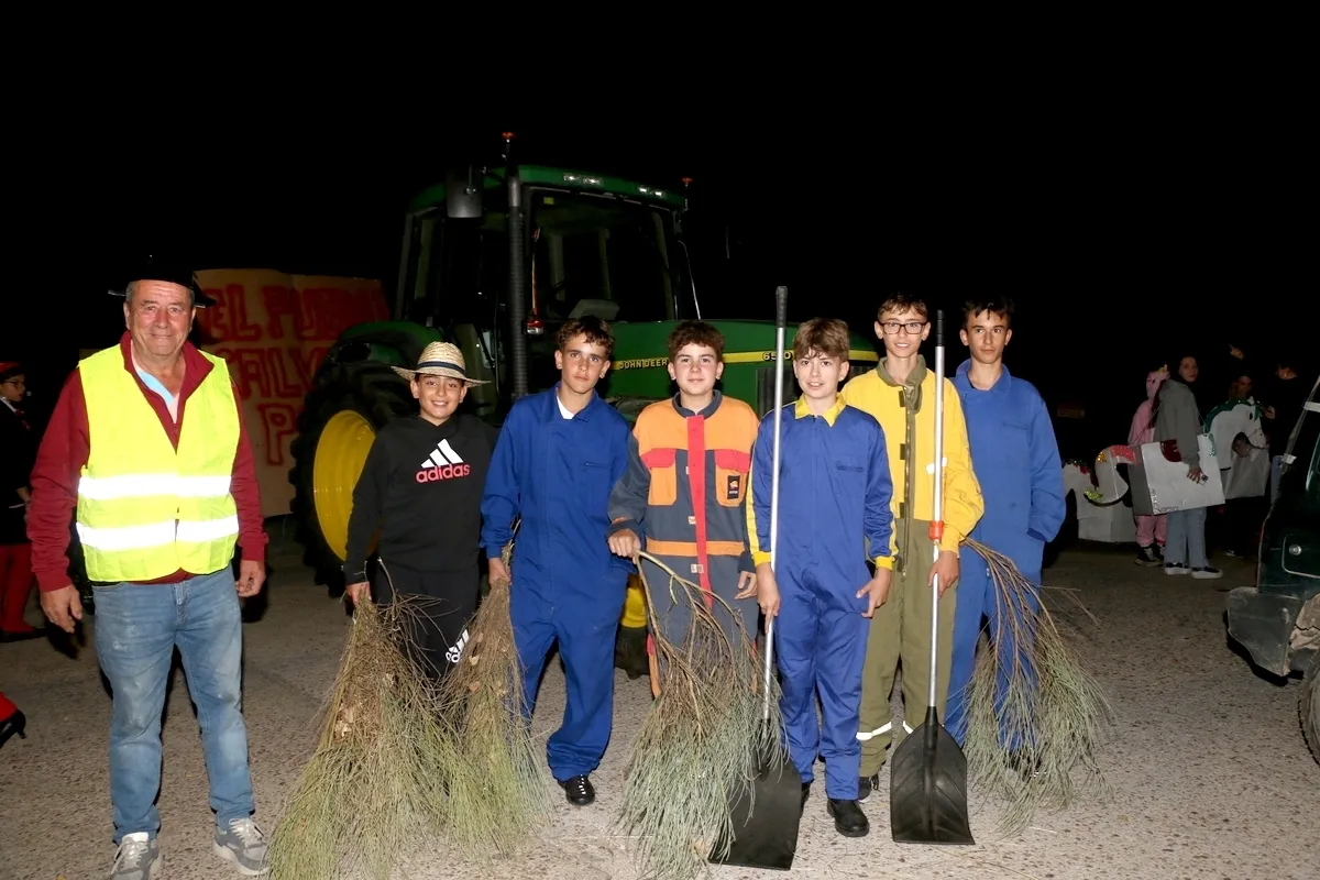 Animado desfile de carrozas y peñas en las Madrinas de Valderrodrigo / CORRAL