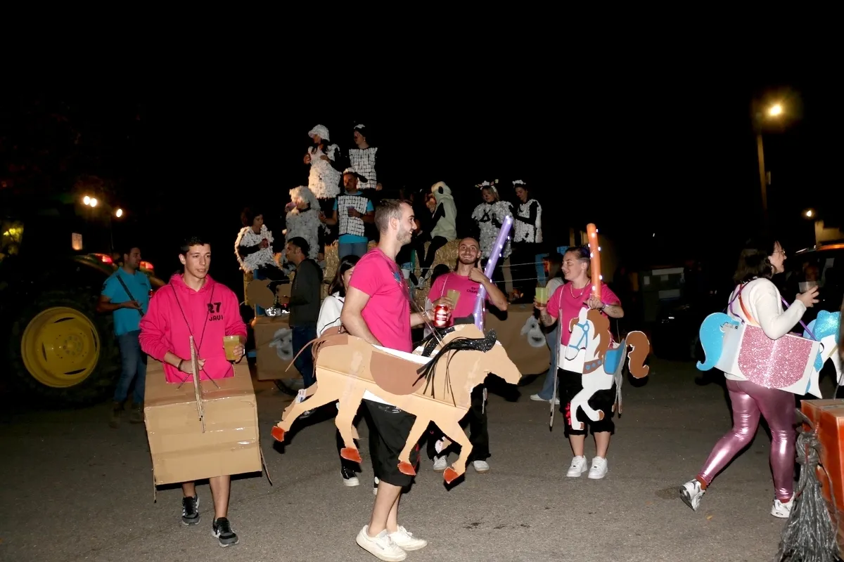 Animado desfile de carrozas y peñas en las Madrinas de Valderrodrigo / CORRAL