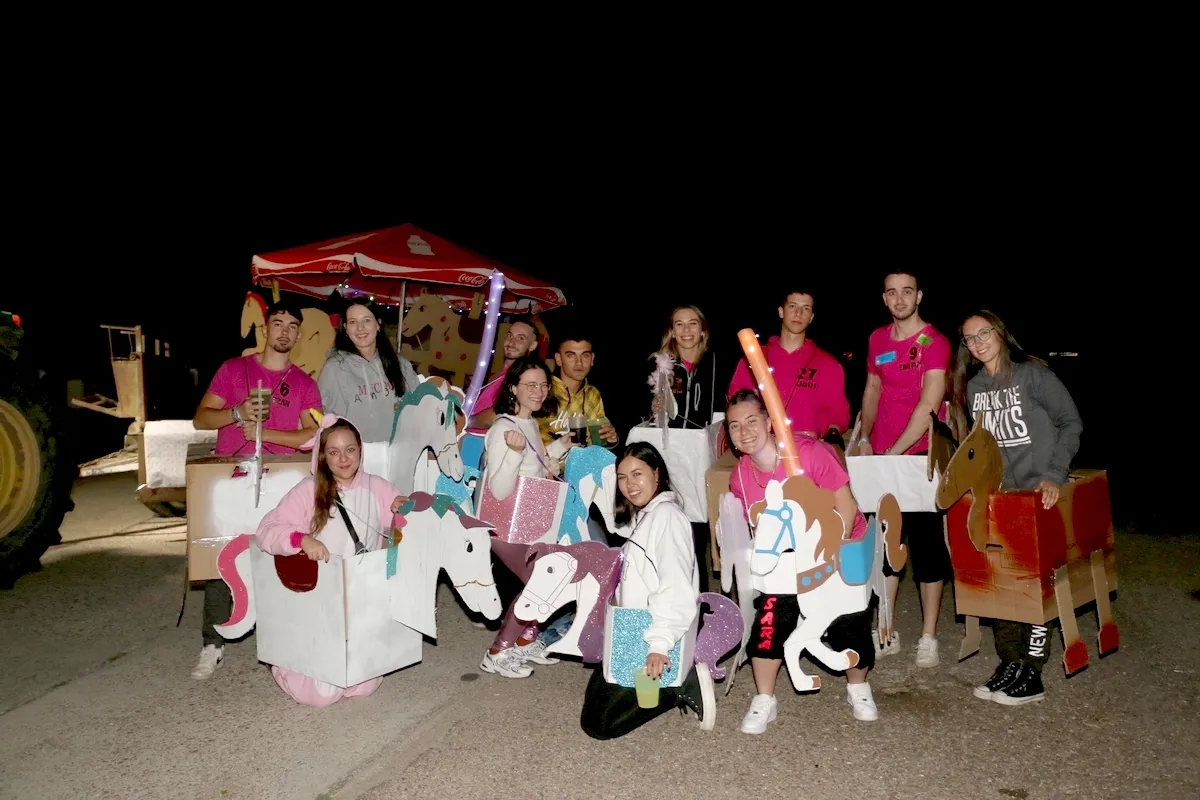 Animado desfile de carrozas y peñas en las Madrinas de Valderrodrigo / CORRAL