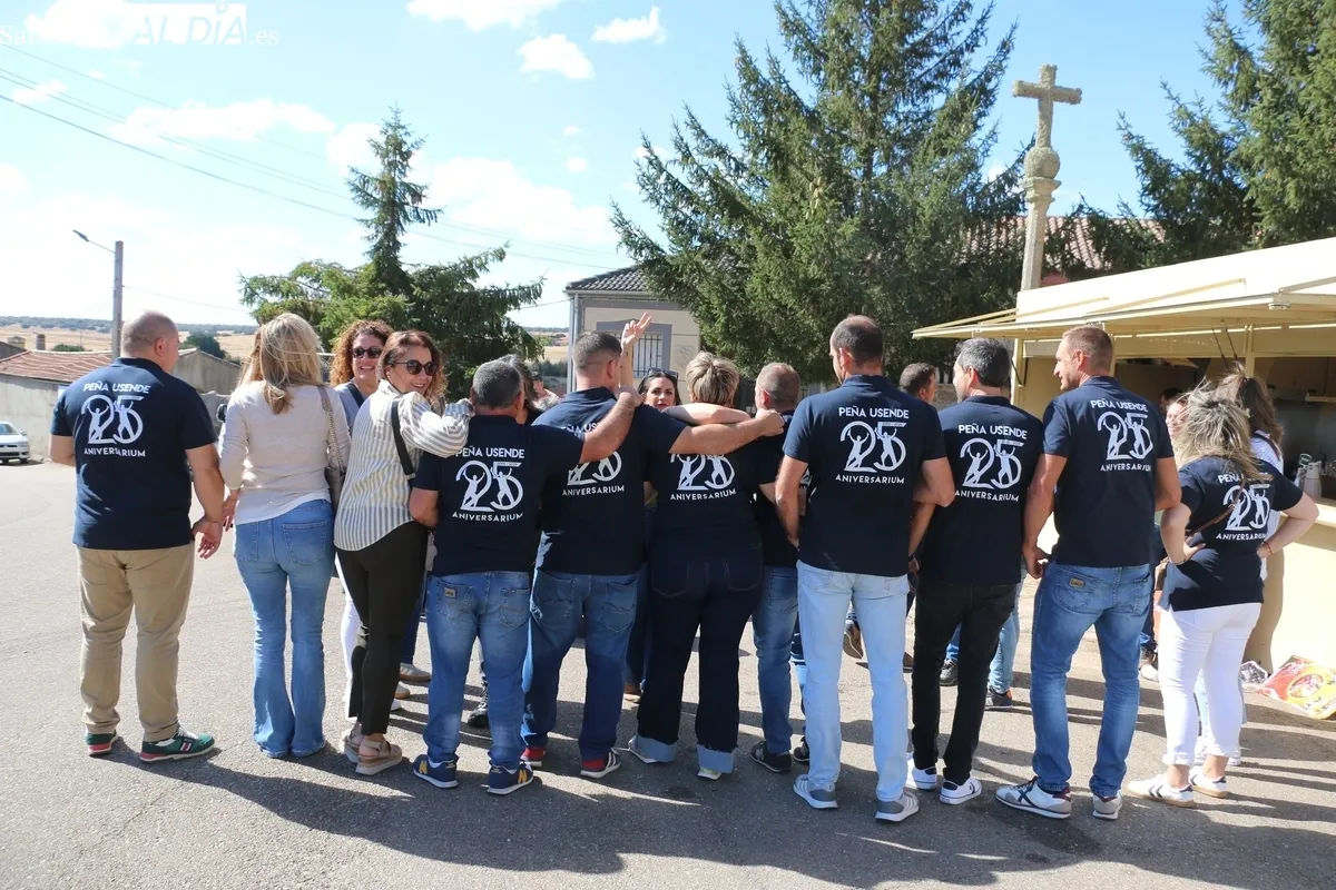 El pueblo entero acudió a la comida de las fiestas de Santa Teresa, unas ricas patatas con carne / CORRAL