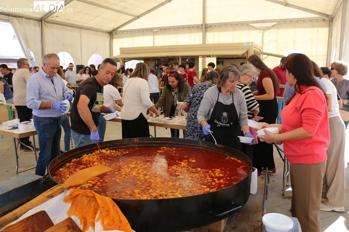 El pueblo entero acudió a la comida de las fiestas de Santa Teresa, unas ricas patatas con carne / CORRAL