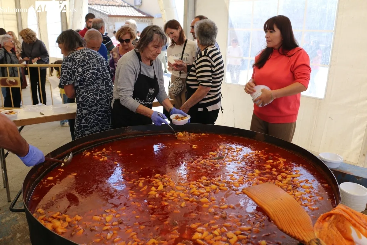 El pueblo entero acudió a la comida de las fiestas de Santa Teresa, unas ricas patatas con carne / CORRAL