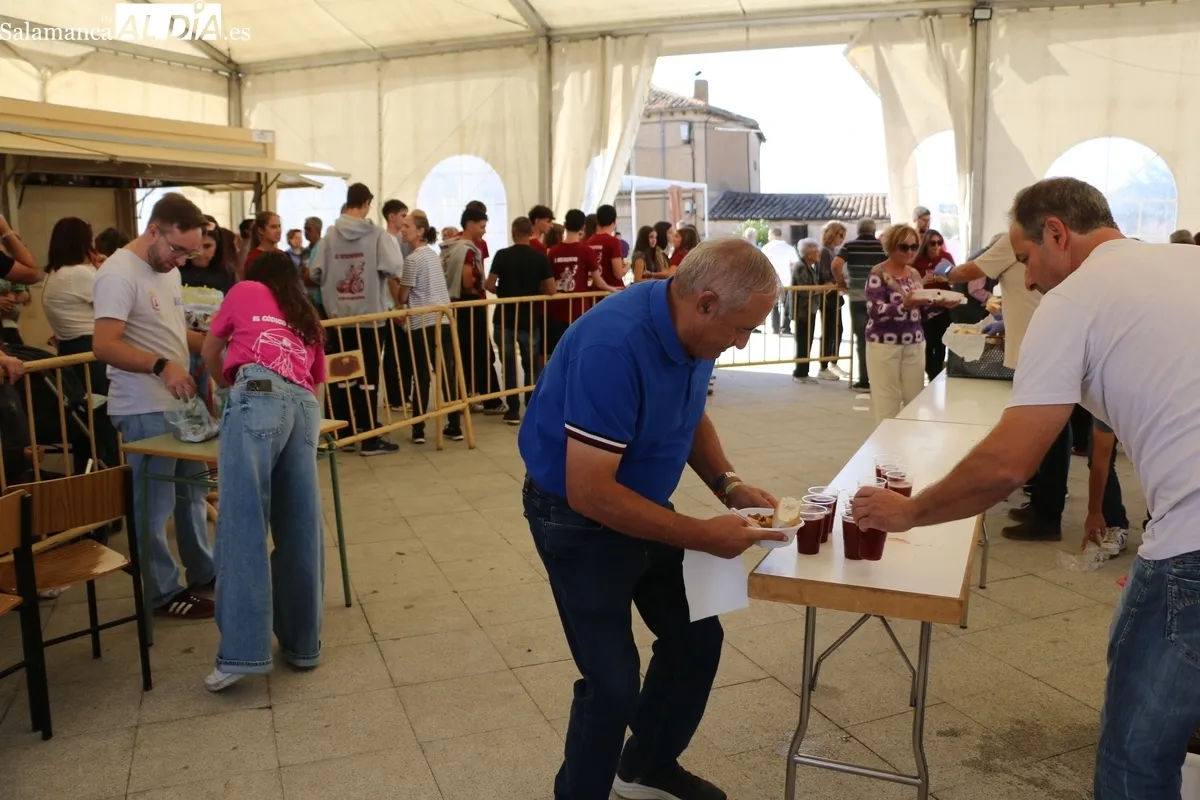 El pueblo entero acudió a la comida de las fiestas de Santa Teresa, unas ricas patatas con carne / CORRAL