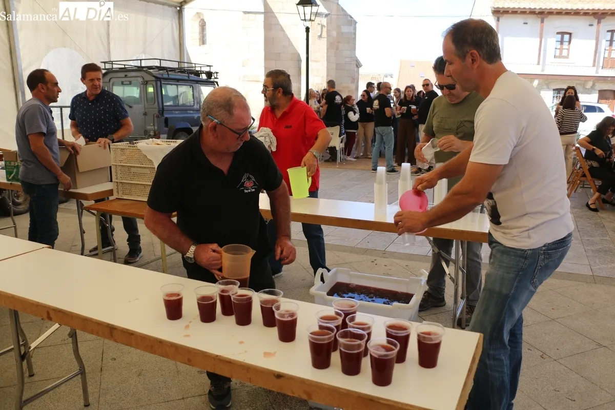 El pueblo entero acudió a la comida de las fiestas de Santa Teresa, unas ricas patatas con carne / CORRAL
